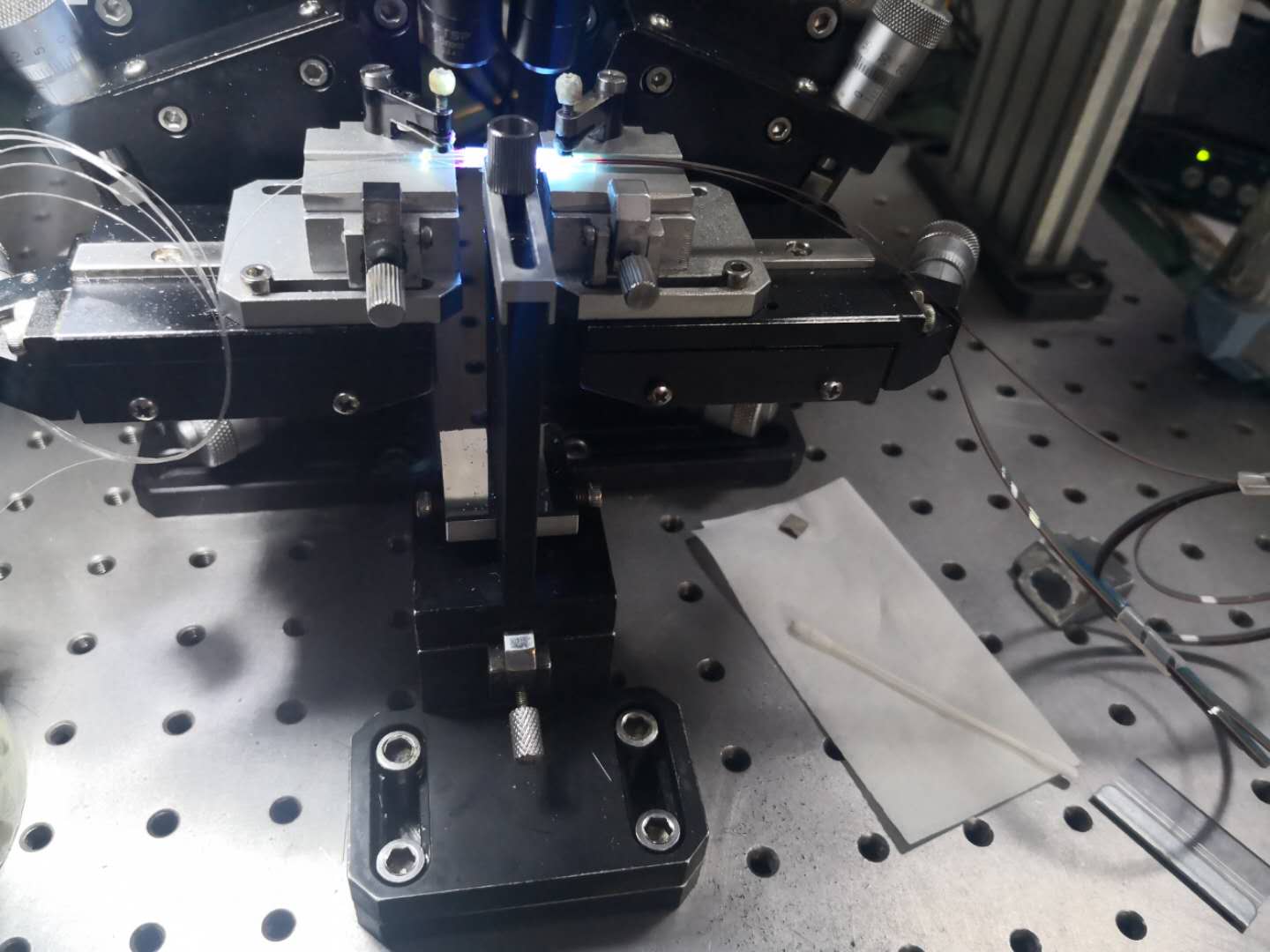 CWDM半自动对准耦合系统：奔阅科技平衡柔性与精度的智造新方案